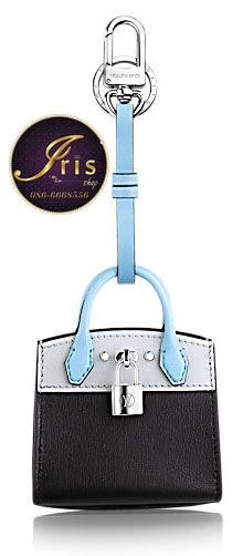 louis-vuitton-city-steamer-bag-charm-key-holder-fashion-show-selection--MP1786_PM2_Front view