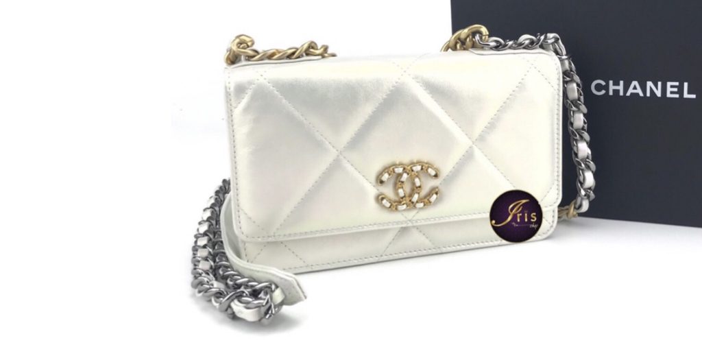 Wallet on chain chanel 19 leather handbag Chanel White in Leather - 29706974