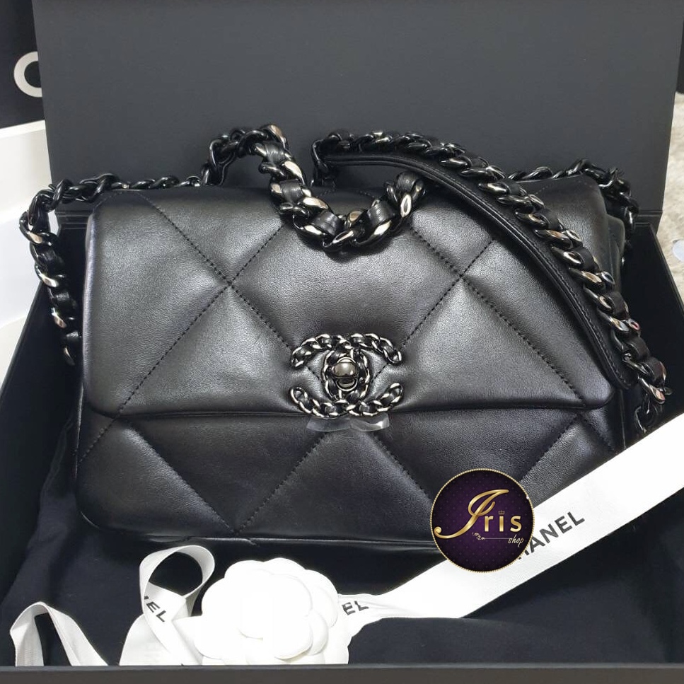 กระเป๋า Chanel 19 handbag size 26 in black lambskin so black ของใหม่  พร้อมส่ง‼️ – Iris Shop
